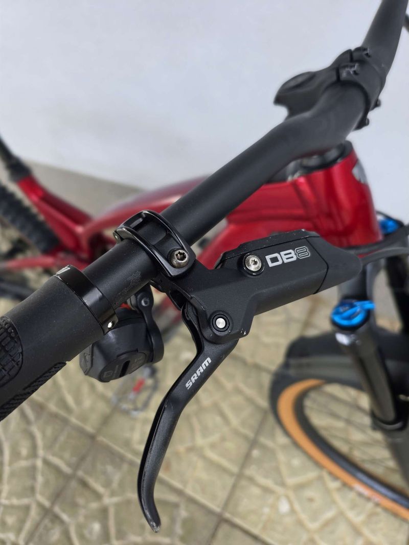 Elektrokolo Trek Fuel EXe 8 GX AXS 2024 - Rage Red to Deep Dark Blue 29″