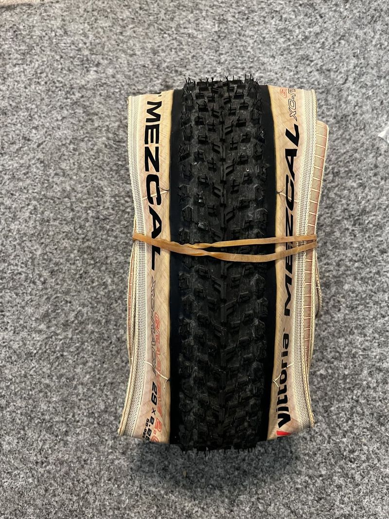 Plašt Vittoria Mezcal 2.25
