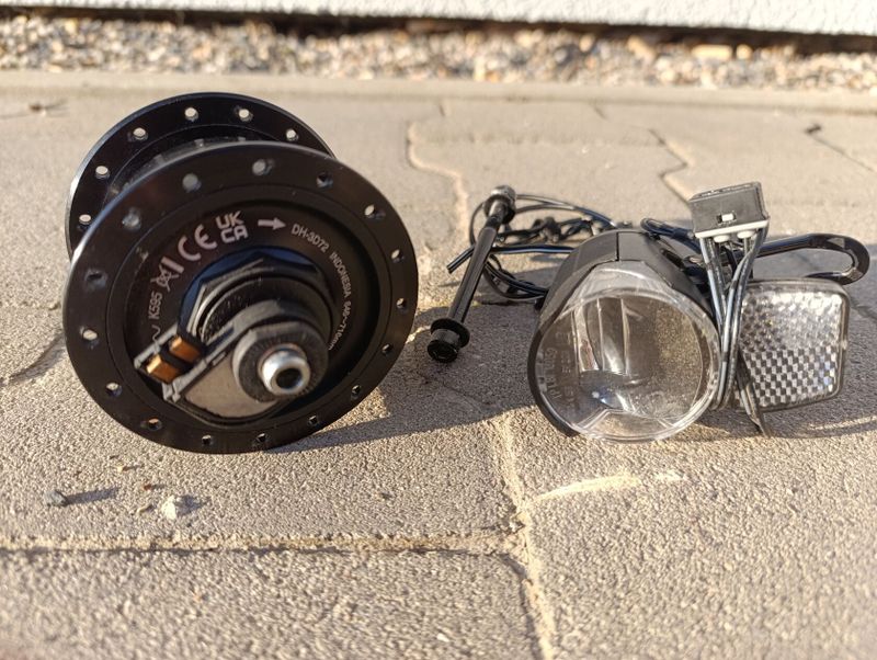 Přední náboj s dynamem Shimano Dh3d72