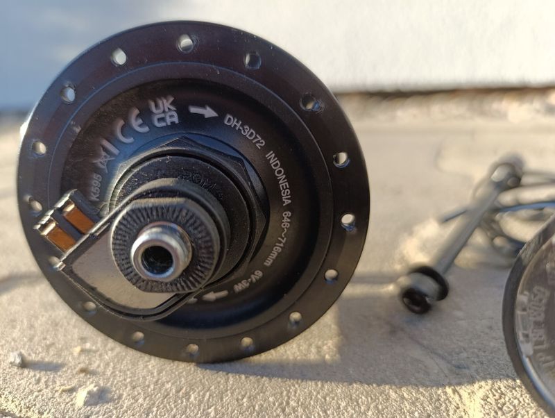 Přední náboj s dynamem Shimano Dh3d72