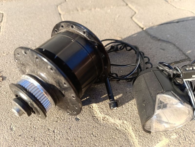 Přední náboj s dynamem Shimano Dh3d72
