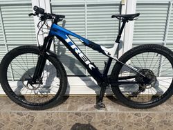 Celokarbonové horské elektrokolo Trek E-Caliber 9.8 XT