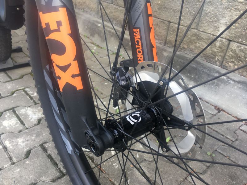 Nové 1x jeté kolo IBIS Ripley V4 - FOX Factory, karb. kola IBIS S28 Industry Nine, SHIMANO XTR