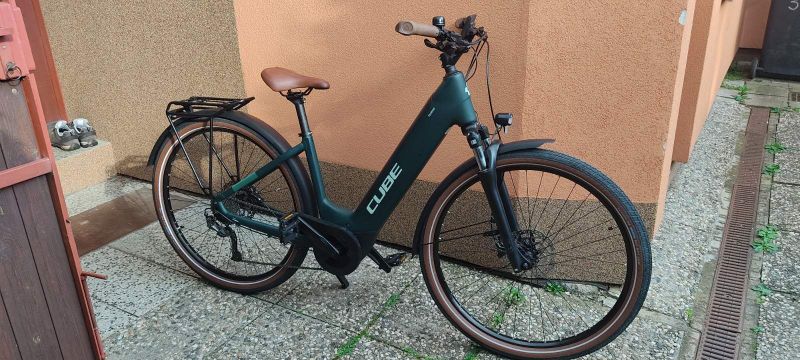 Prodám dámské elektrokolo CUBE TOURING HYBRID ONE 625
