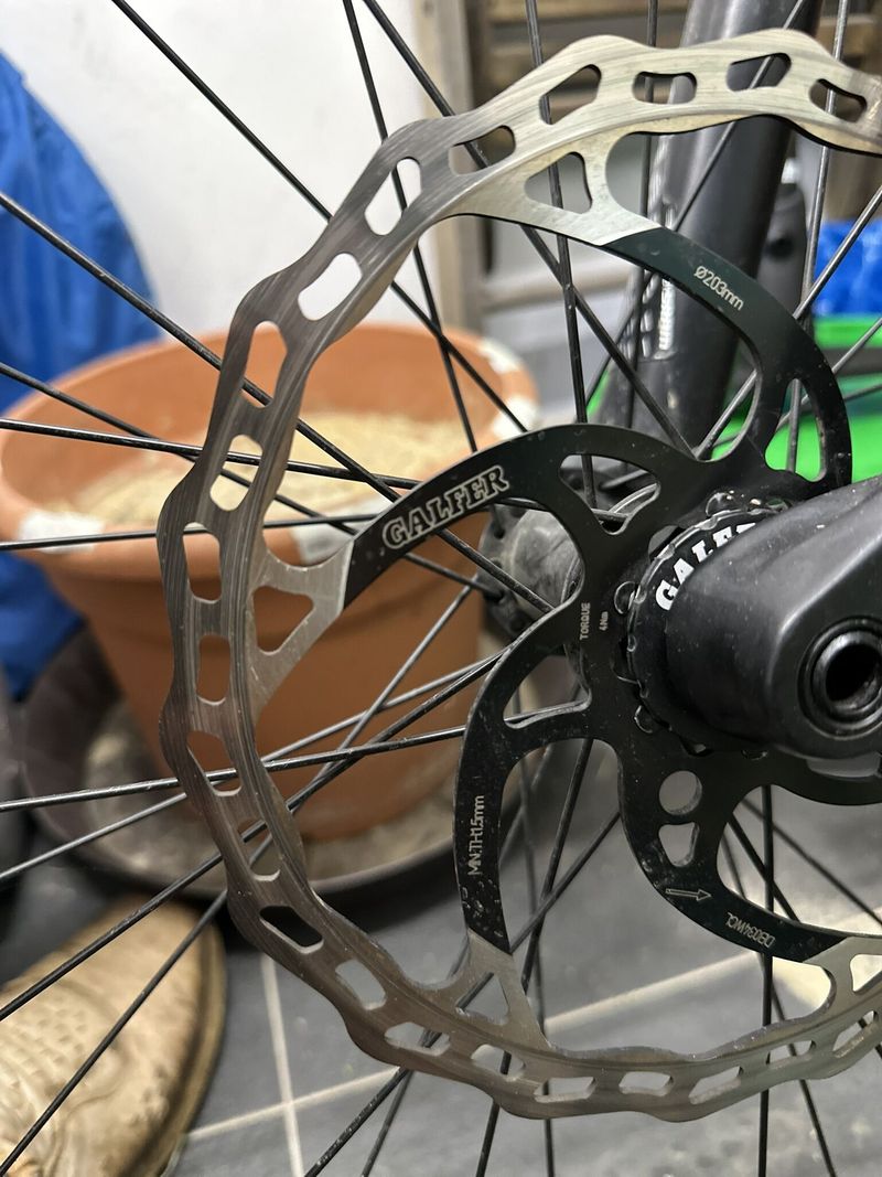 Rock Machine BLIZZARD e30-29, UPGRADE brzdy SRAM DB8, 2x kotouče GALFER 203mm, platformy