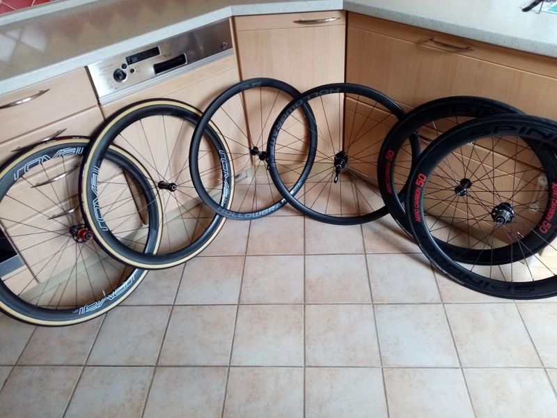 Karbony: Roval Rapide CLX 40, Hollowgram SI nové, Spinollo 50 aero, FFWD 45 mm - vše ráfkové 