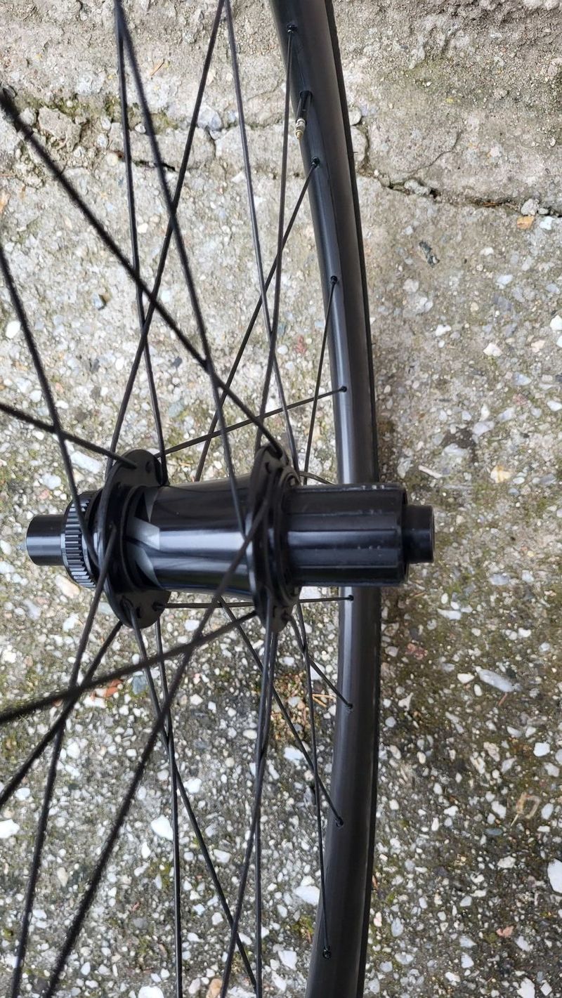 Karbonová plášťová kola ARC 8 + Zipp