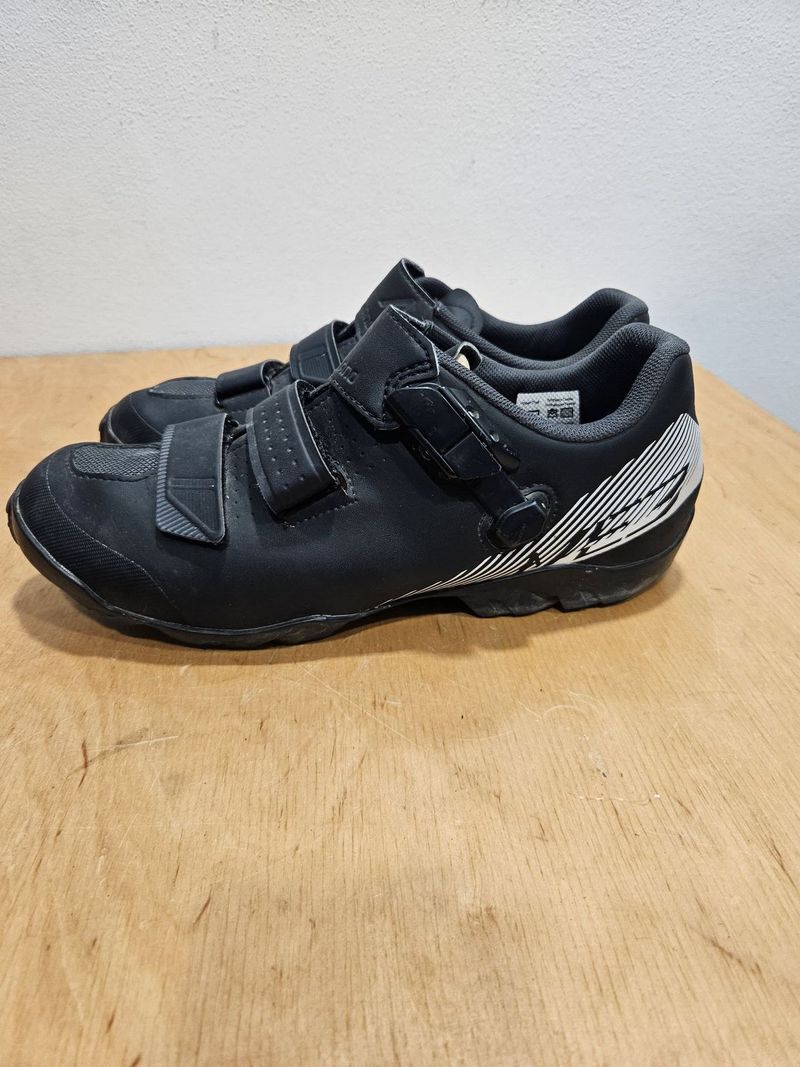 Tretry Shimano SH-ME3, černá