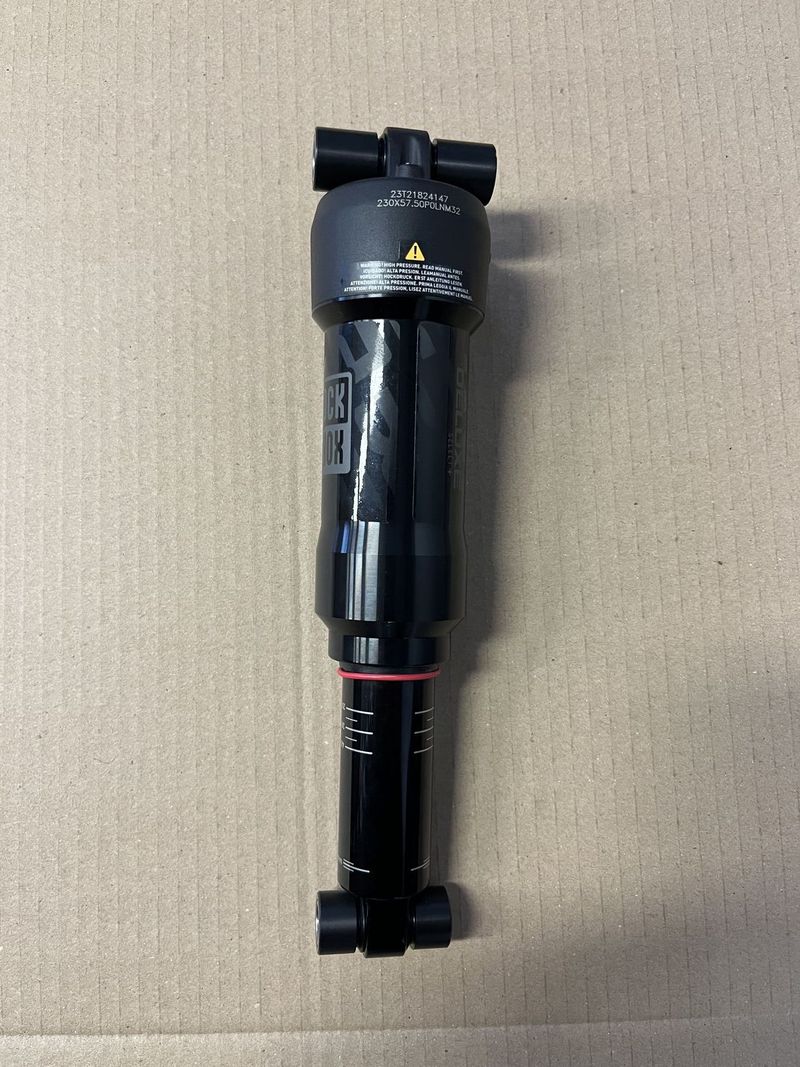 RockShox Deluxe Select+, 230 mm x 57,5 mm.