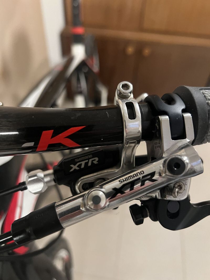 Full karbonové kolo s pevnou karbonovou vidlí. Kompletně na XTR po celkovém servise