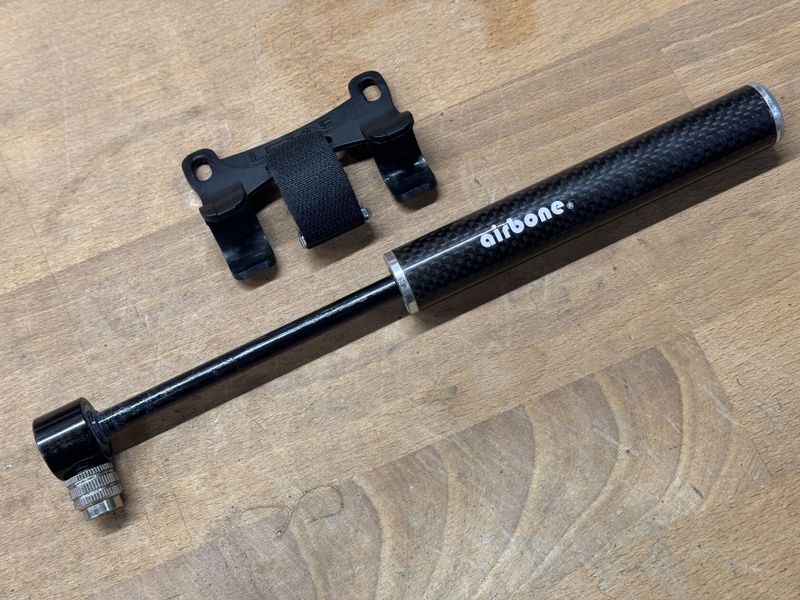 Pumpička Airbone karbon + držák pod košík Lezyne