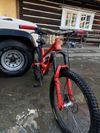 Dobrý den, nabízím tento rám Commencal clash 165mm zdvih (bez tlumiče) je jetý 2 necelé sezóny)