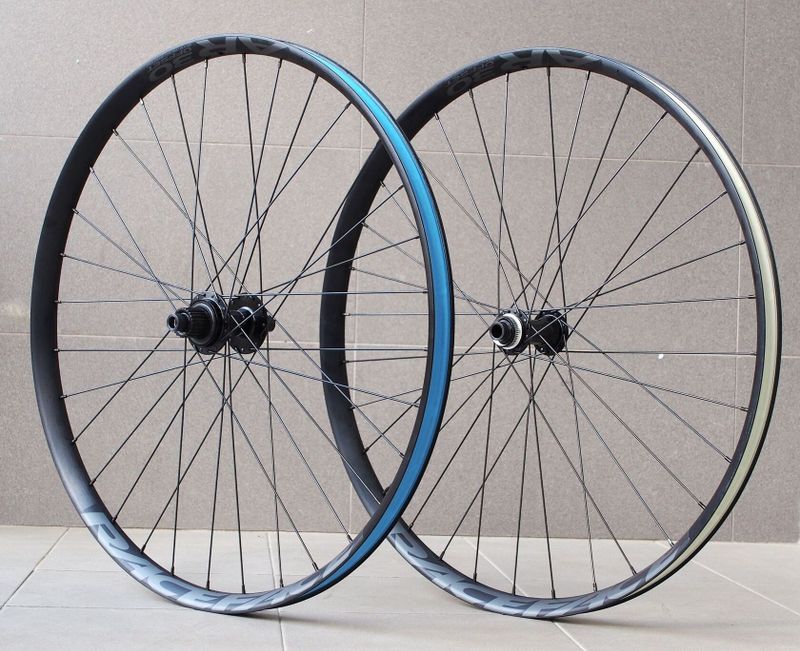 zapletená kola 29" Race Face AR30/Shimano MT410 Boost CL disc