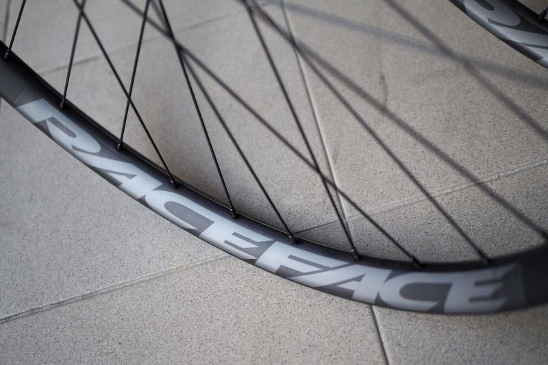 zapletená kola 29" Race Face AR30/Shimano MT410 Boost CL disc