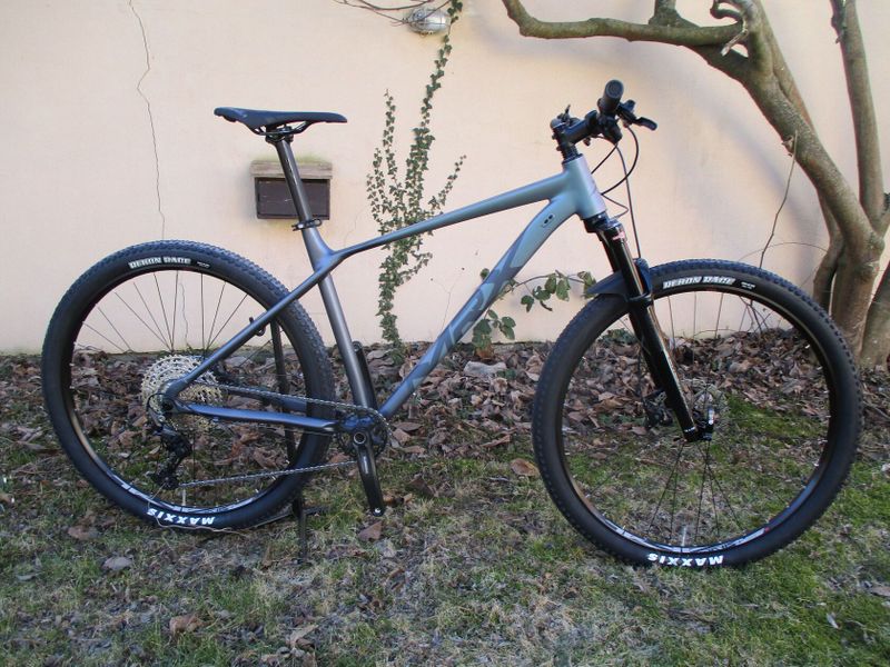 Rezervace kolo MRX ER25 19,5", vidlice Suntour Raidon air, Shimano Deore 1x12, BOOST pevné osy
