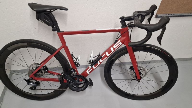 FOCUS IZALCO MAX DISK 8.8 + wattmetr, velikost M - 54