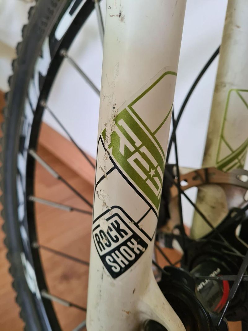 Superlehké RBčko pro juniora, SLXko, vzduchová RockShox vidle, 26'' kola, dobrý stav.