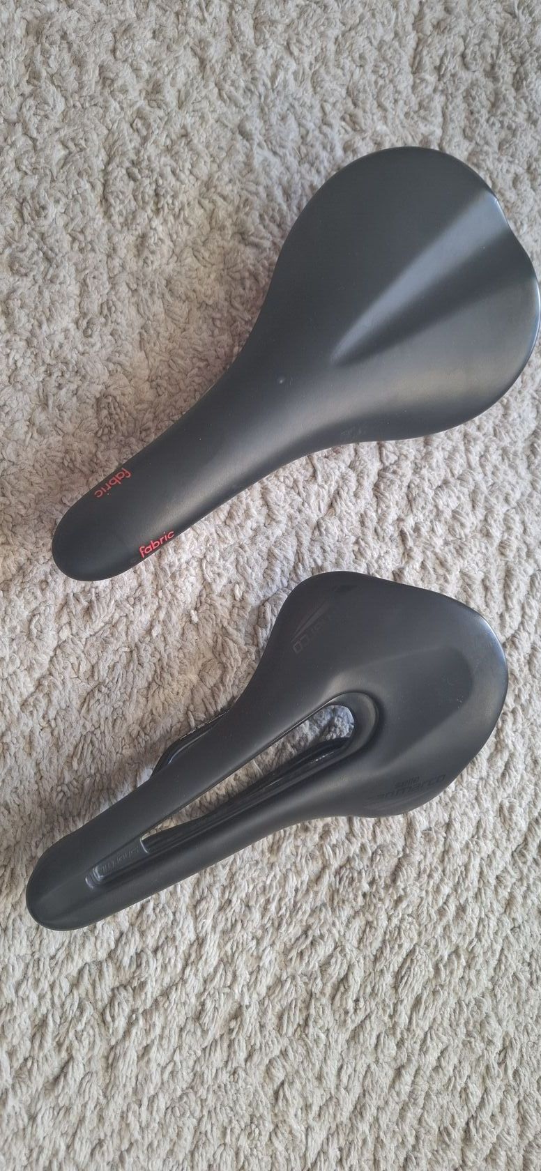 Prodám tyto.dvě sedla:San Marco Shortfit 2 a Fabric Scoop Shallow Elite.
