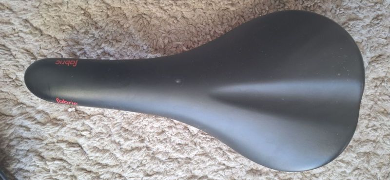 Prodám tyto.dvě sedla:San Marco Shortfit 2 a Fabric Scoop Shallow Elite.