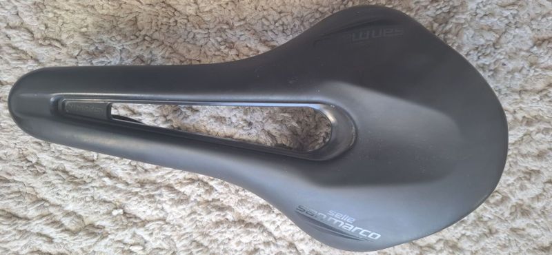 Prodám tyto.dvě sedla:San Marco Shortfit 2 a Fabric Scoop Shallow Elite.