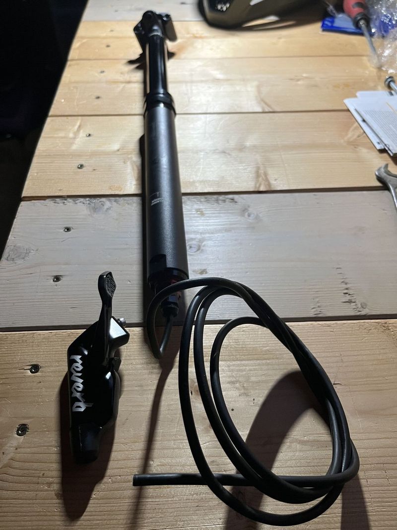 Teleskopická sedlovka Rock Shock Reverb 150 + páčka za litr zdarma