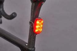 Prodám špičkové zánovní zadní světlo na kolo Topeak TailLux 100 USB red / SLEVA 50 % 