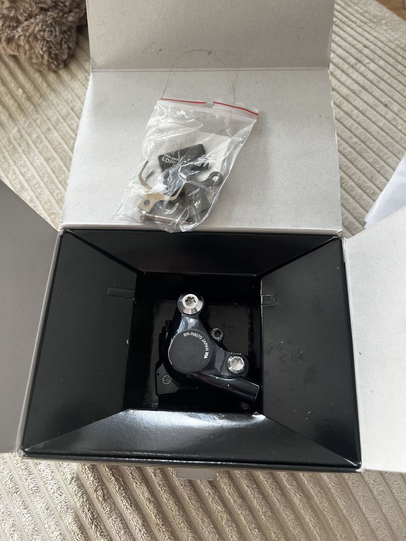 Prodám brzdový třmen Shimano Ultegra 8070 ,použitý včetně destiček 