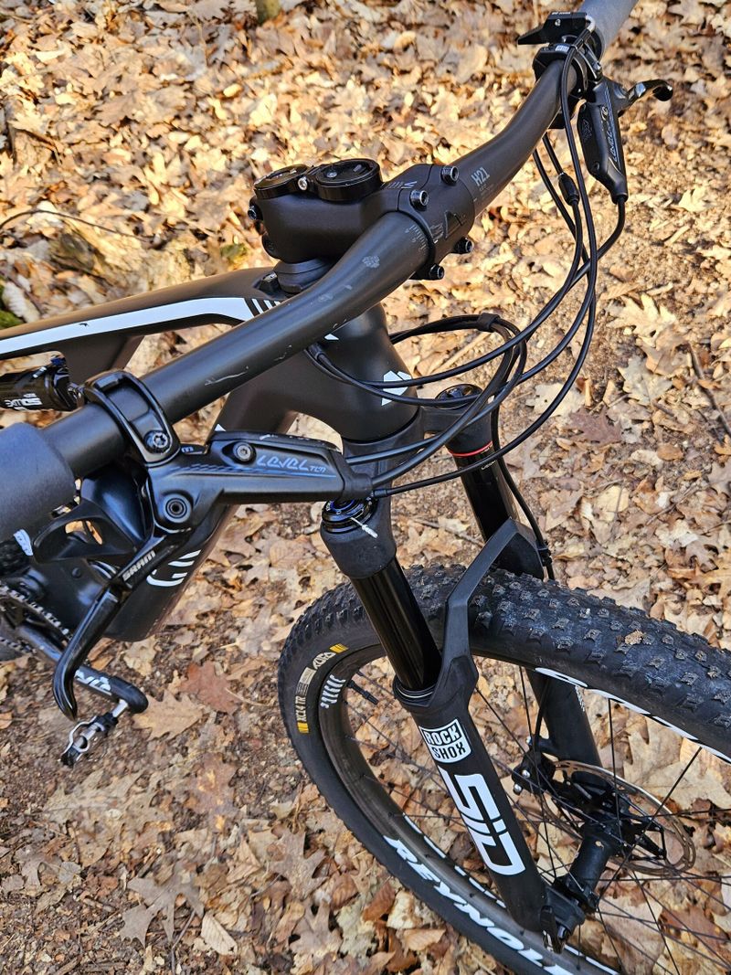 Canyon Lux CF 8 vel. M (2021) – Špičkové karbonové XC kolo