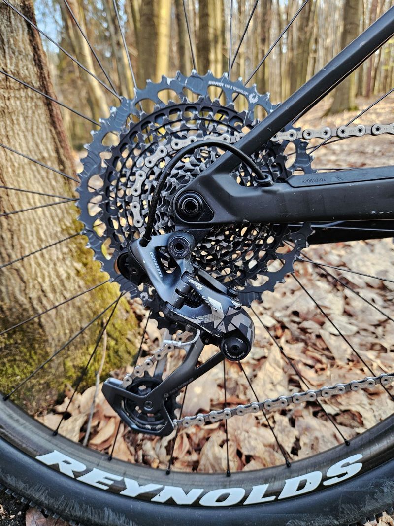 Canyon Lux CF 8 vel. M (2021) – Špičkové karbonové XC kolo