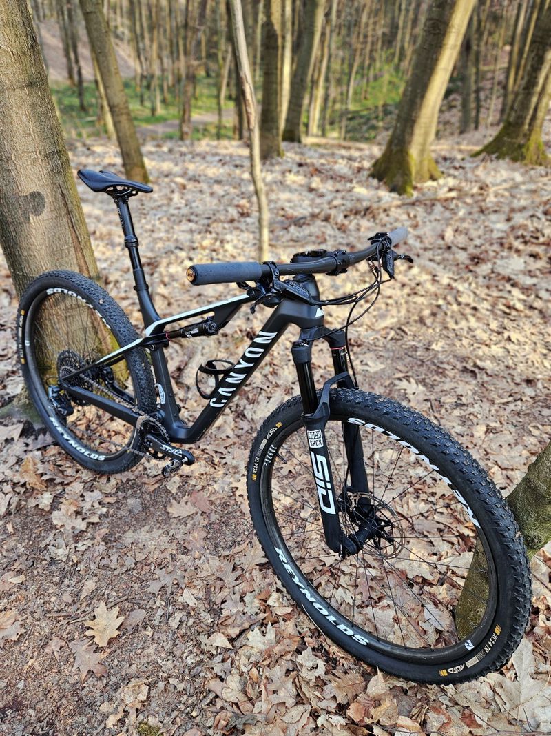 Canyon Lux CF 8 vel. M (2021) – Špičkové karbonové XC kolo