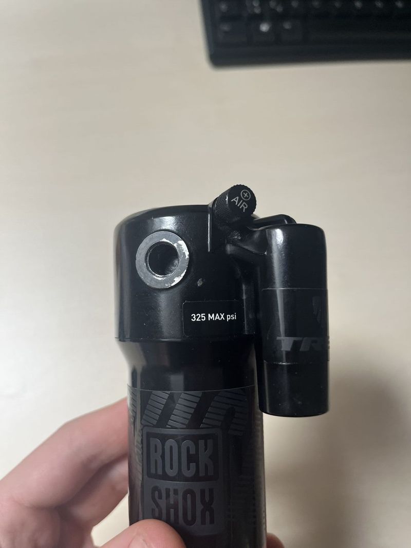 Tlumič RockShox Deluxe Re:Aktiv Thru Shaft 230 x 57,5 mm
