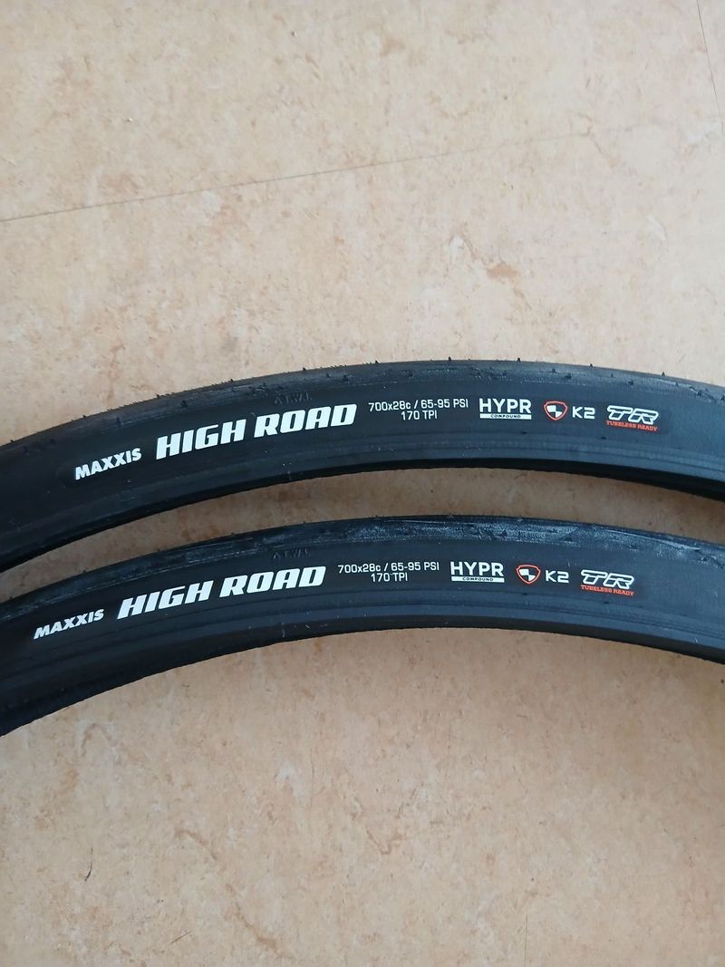 2ks nových plášťů 700x28c Maxxis HighRoad Hyper K2 TR
