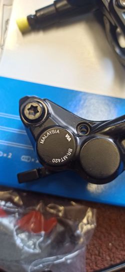 Čtyřpístkové brzdy Shimano BR-MT 420 a BL M4100