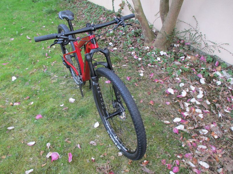 Nové 29" karbonové kolo na rámu Apache Hupahu 15", Deore 1x12, vzduch. vidlice Manitou Markhor