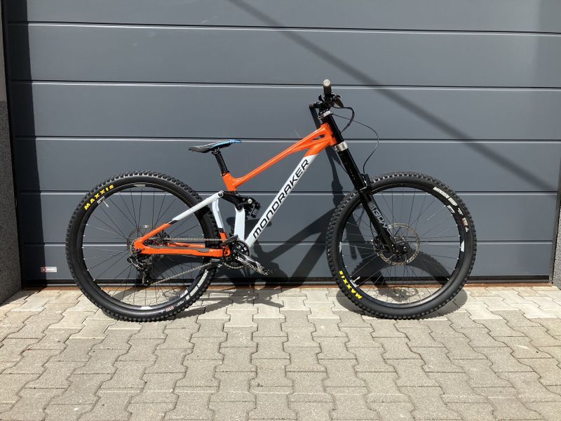 DH/FR BIKE ZA SUPER CENU !! - 57.000 Kč - MONDRAKER SUMMUM 29 - vel. M - DIRTY WHITE/ORANGE, 2023