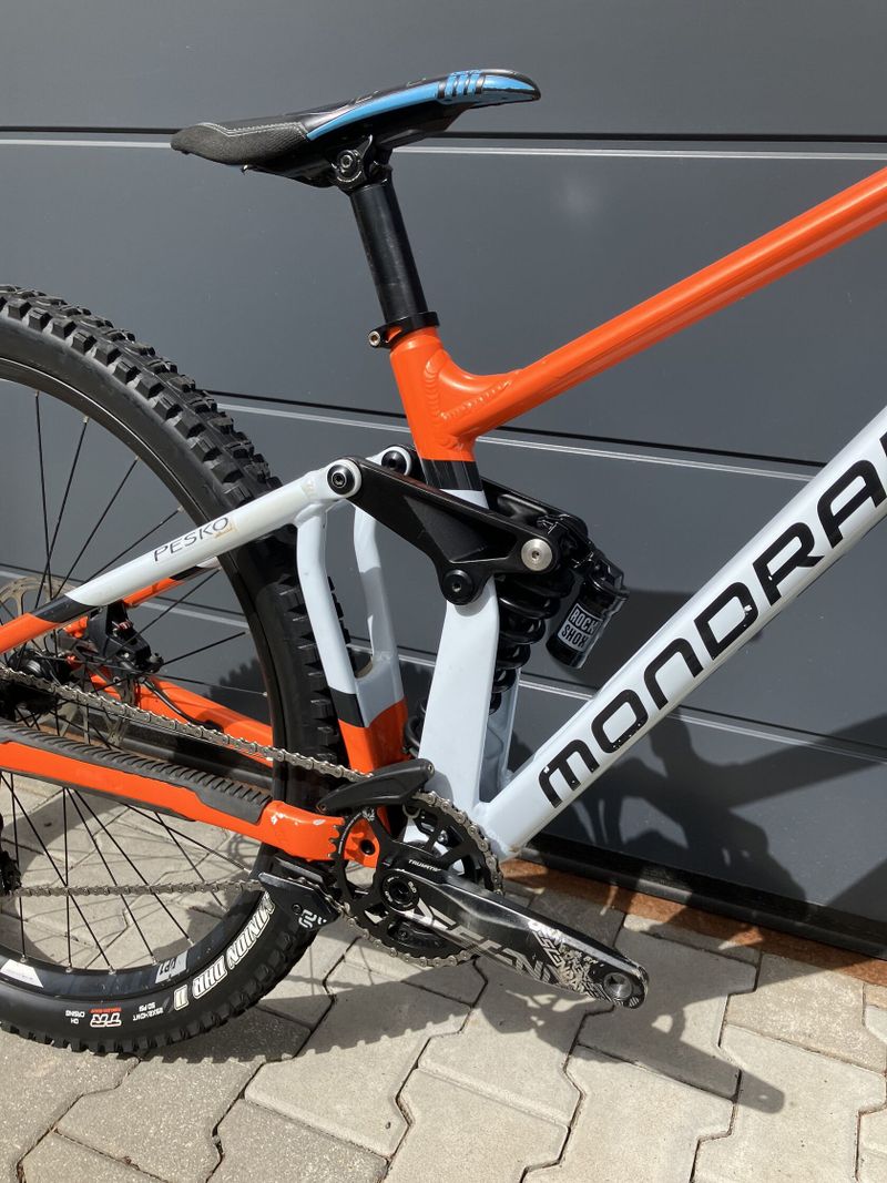 DH/FR BIKE ZA SUPER CENU !! - 57.000 Kč - MONDRAKER SUMMUM 29 - vel. M - DIRTY WHITE/ORANGE, 2023