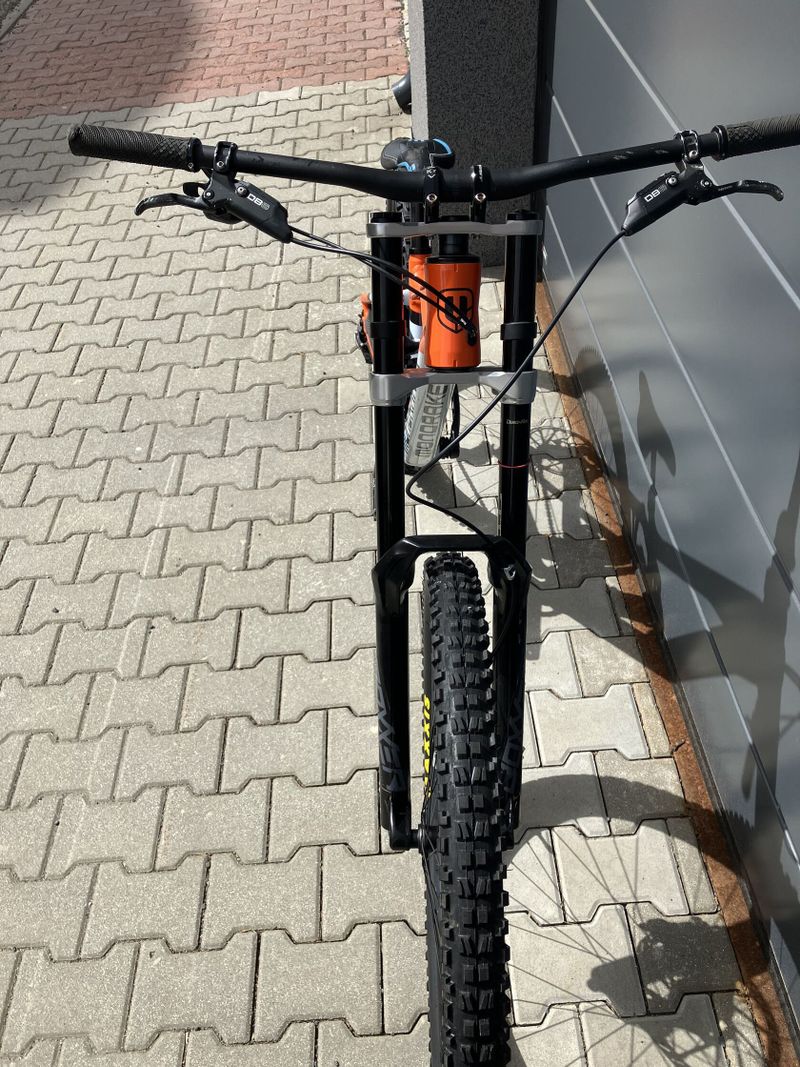 DH/FR BIKE ZA SUPER CENU !! - 57.000 Kč - MONDRAKER SUMMUM 29 - vel. M - DIRTY WHITE/ORANGE, 2023