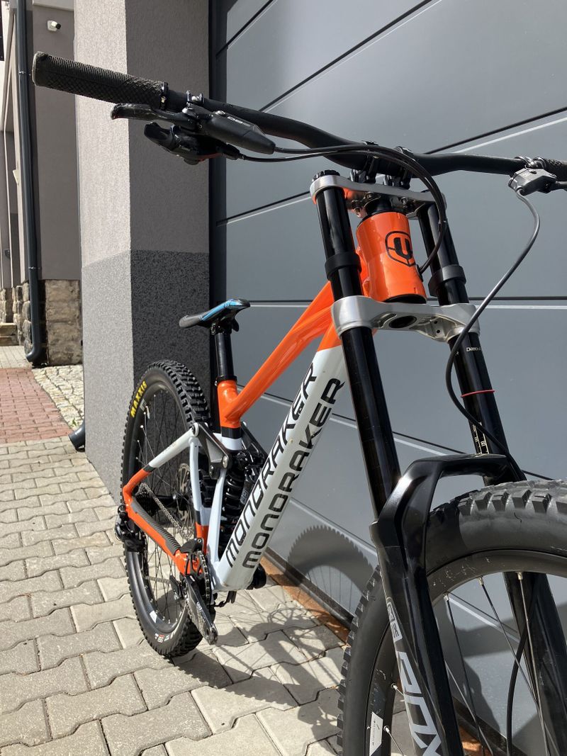 DH/FR BIKE ZA SUPER CENU !! - 57.000 Kč - MONDRAKER SUMMUM 29 - vel. M - DIRTY WHITE/ORANGE, 2023