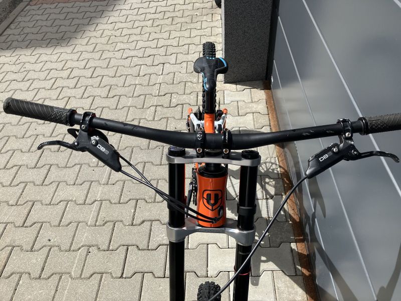 DH/FR BIKE ZA SUPER CENU !! - 57.000 Kč - MONDRAKER SUMMUM 29 - vel. M - DIRTY WHITE/ORANGE, 2023
