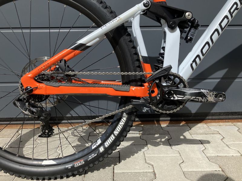 DH/FR BIKE ZA SUPER CENU !! - 57.000 Kč - MONDRAKER SUMMUM 29 - vel. M - DIRTY WHITE/ORANGE, 2023