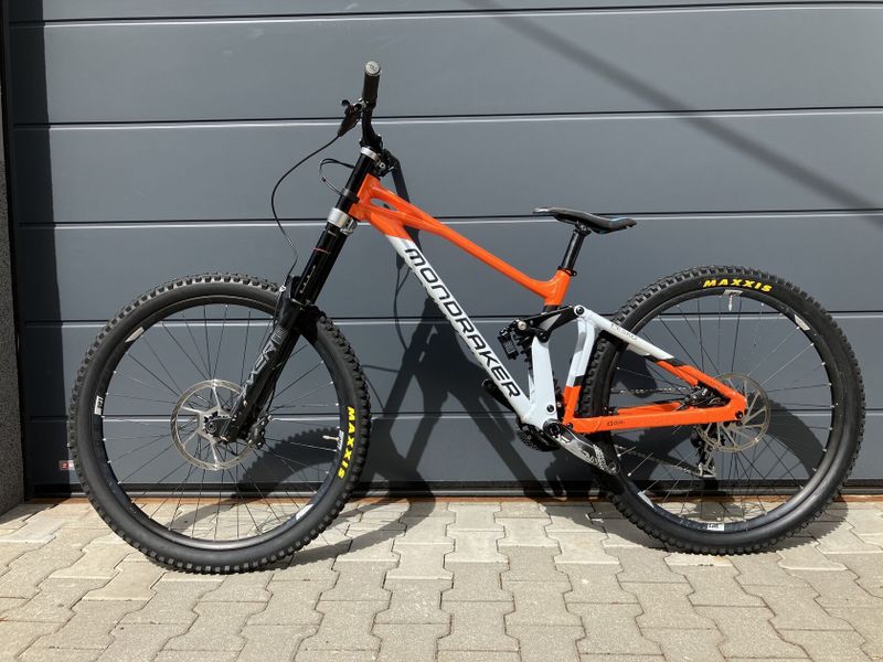DH/FR BIKE ZA SUPER CENU !! - 57.000 Kč - MONDRAKER SUMMUM 29 - vel. M - DIRTY WHITE/ORANGE, 2023