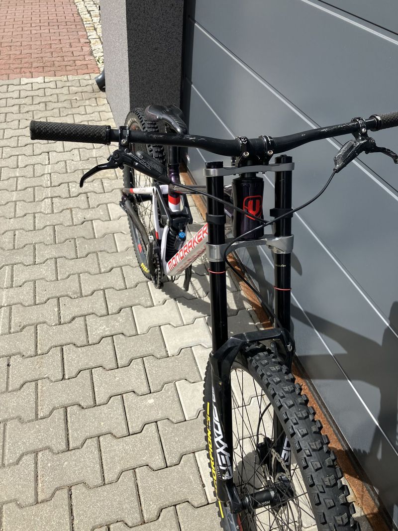DH/FR bike - Super cena - 46.000 Kč !! Mondraker Summum 29 (2022) - single speed - white/purple/red