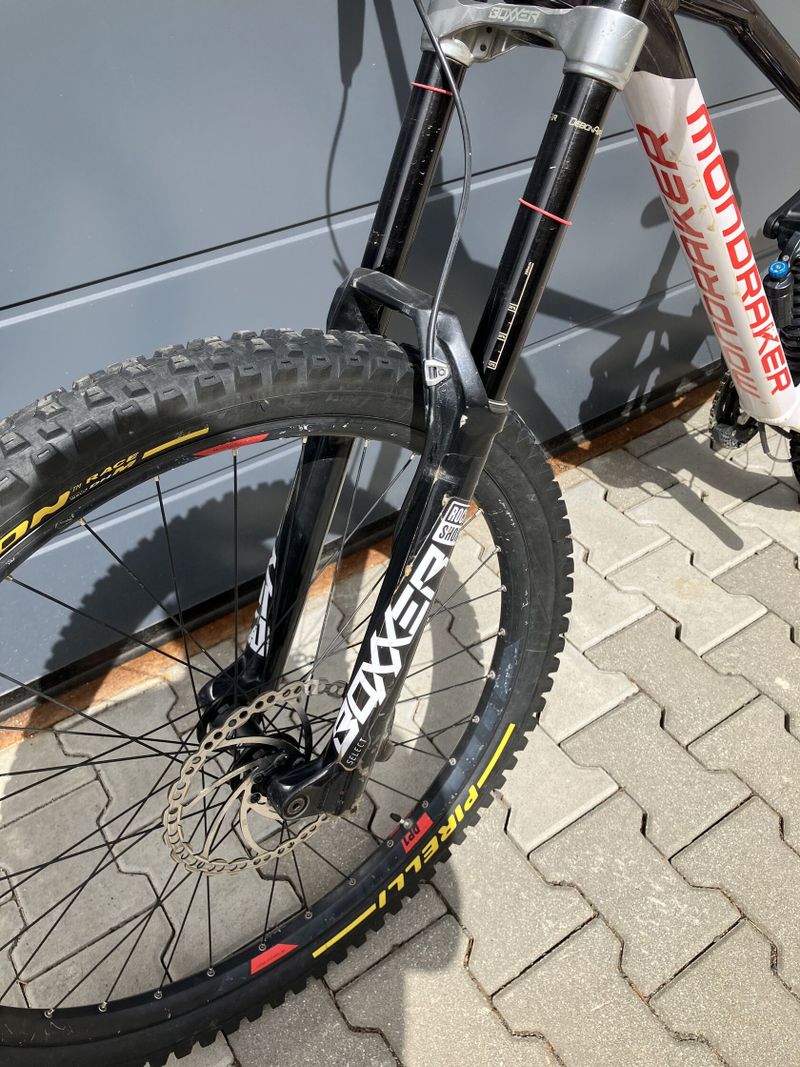 DH/FR bike - Super cena - 46.000 Kč !! Mondraker Summum 29 (2022) - single speed - white/purple/red