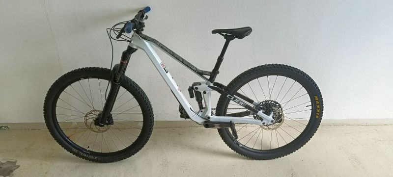Prodám karbonové endurko Cube Stereo 150 Race - velikost S