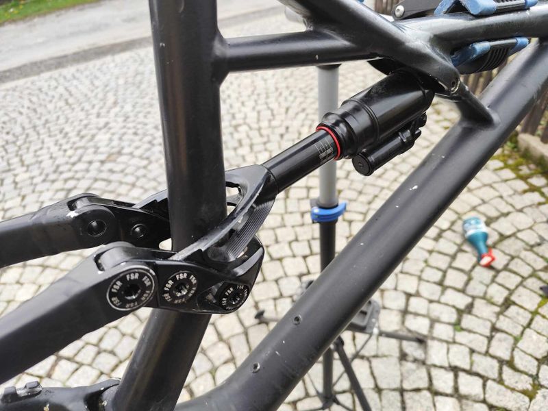 Specialized Enduro 27,5 2017, opravené navářky + tlumič RS