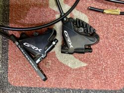 Brzdový třmeny Shimano GRX BR-RX810 s hadicema