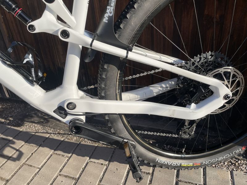 Rockrider XC Race 900S s karbonovými koly Raynolds a karbon. rámem, Sram GX AXS elektronické řazení