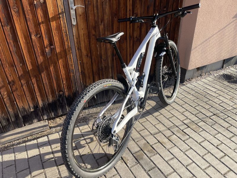 Rockrider XC Race 900S s karbonovými koly Raynolds a karbon. rámem, Sram GX AXS elektronické řazení