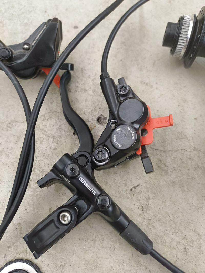 Brzdy Shimano, náboje shimano