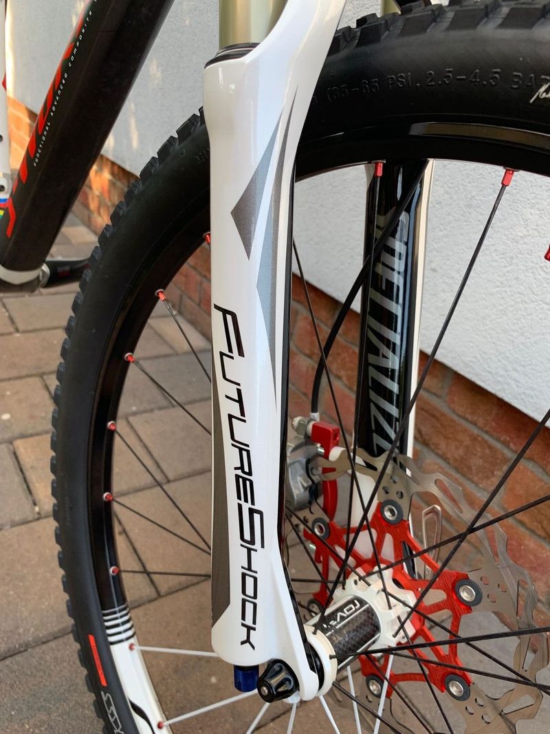 S-Works Stumpjumper Carbon HT. STAV NOVÉHO KOLA!!! DOŽIVOTNÍ ZÁRUKA NA RÁM!!!